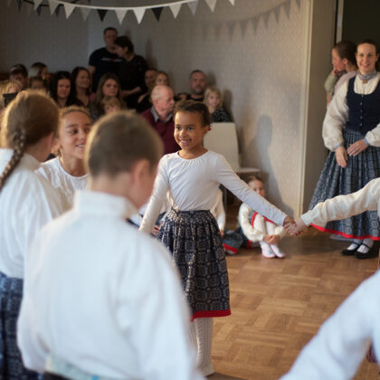 Bērnu deju kopa "Spociņu lietus bumbas", vadītāja Santa Bürkland.