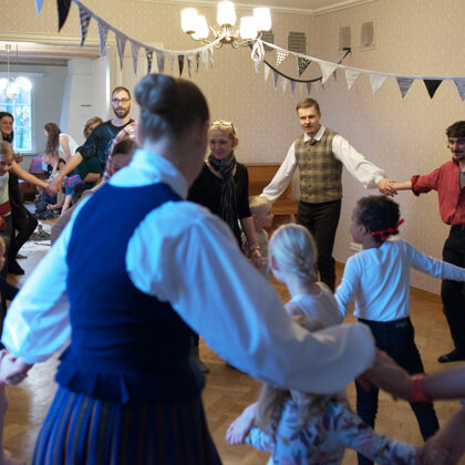 Ražas svētku dalībnieki gāja rotaļās.