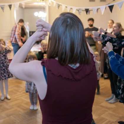 Ražas svētku dalībnieki atkārtoja jau zināmās rotaļas un mācījās jaunas.