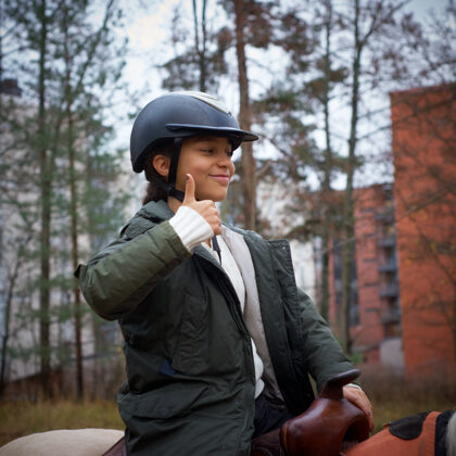 Bokvillan muižas pagalmā svētku dalībniekus izvizināja ponijs.