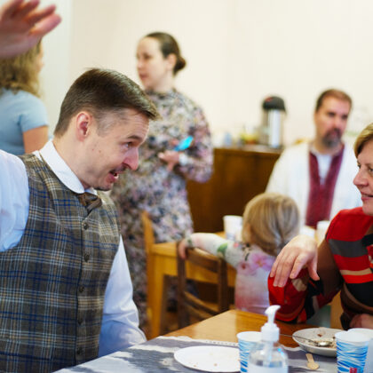 TDK "Aurora" repetītors Kārlis Caunītis sarunā ar kora "Ziemeļmeita" vecāko Inesi Hutunenu