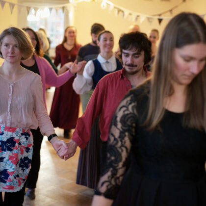 Danči un rotaļas ar Zani Uitto, Kristīni Tukri un Viju Moori.