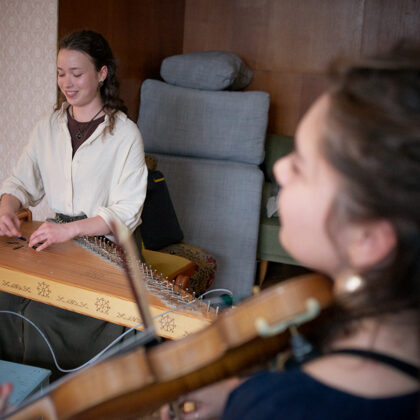 Rotaļas un dančus spēlēja instrumentu virtuozes Kristīne Tukre un Vija Moore.