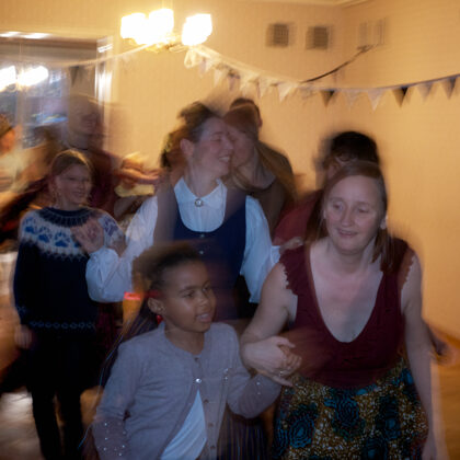 Danči un rotaļas ar Zani Uitto, Kristīni Tukri un Viju Moori.