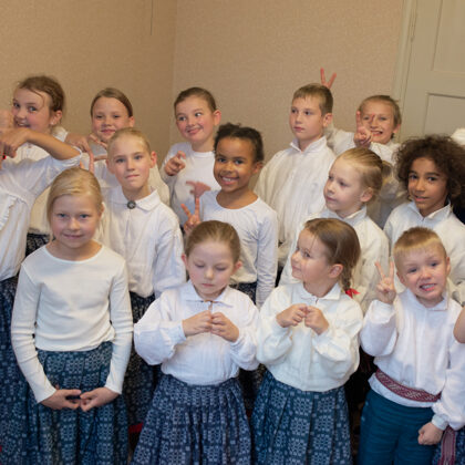 Bērnu deju kopa "Spociņu lietus bumbas" ar savu vadītāju Santu Bürkland.