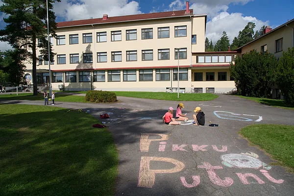 LEKO ēka un pagalms, kur jau piekto reizu notika Latviskās Ģimeņu dienas Loimā.&nbsp;Foto: Jānis Ķirpītis.