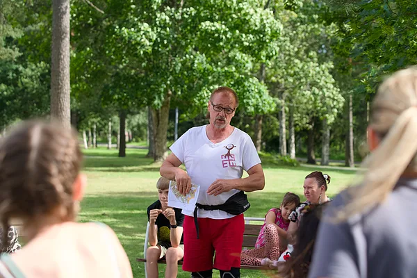 Viens no sporta dienas aktivitāšu vadītājiem Jānis Pērkons.&nbsp;Foto: Jānis Ķirpītis.