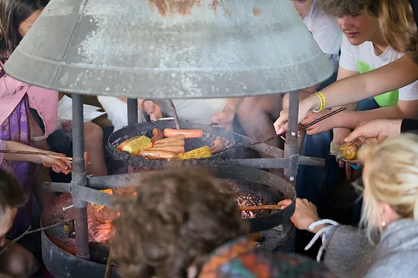 Vakars pie ugunskura, cepot desas un dārzeņus.&nbsp;Foto: Jānis Ķirpītis.