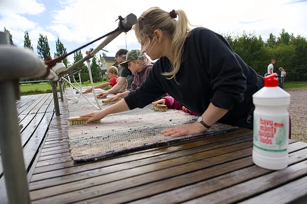 Tradicionālā paklāju mazgāšana. Foto: Jānis Ķirpītis.