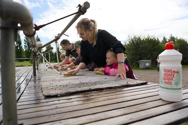 Tradicionālā paklāju mazgāšana. Foto: Jānis Ķirpītis.