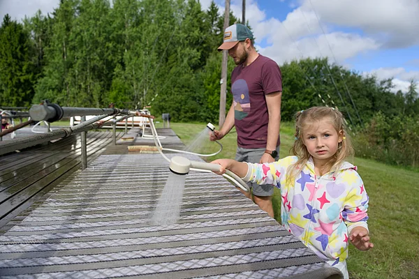 Tradicionālā paklāju mazgāšana. Foto: Jānis Ķirpītis.