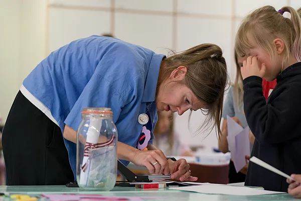 Grāmatu autore un ilustratore Rūta Briede zīnu izgatavošanas procesā.&nbsp;Foto: Jānis Ķirpītis.