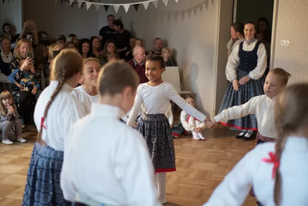 Bērnu deju kopa "Spociņu lietus bumbas", vadītāja Santa Bürkland.