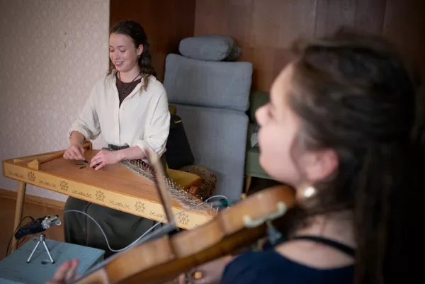 Rotaļas un dančus spēlēja instrumentu virtuozes Kristīne Tukre un Vija Moore.