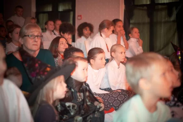 Neskatoties uz to, ka bija bail skatīties, izrādi noskatījās visi, kas bija ieradušies.