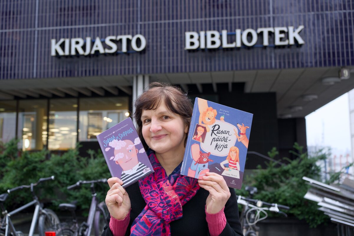 Ilustratore Gundega Muzikante pie Pasilas bibliotēkas Somijā. Foto: Jānis Ķirpītis