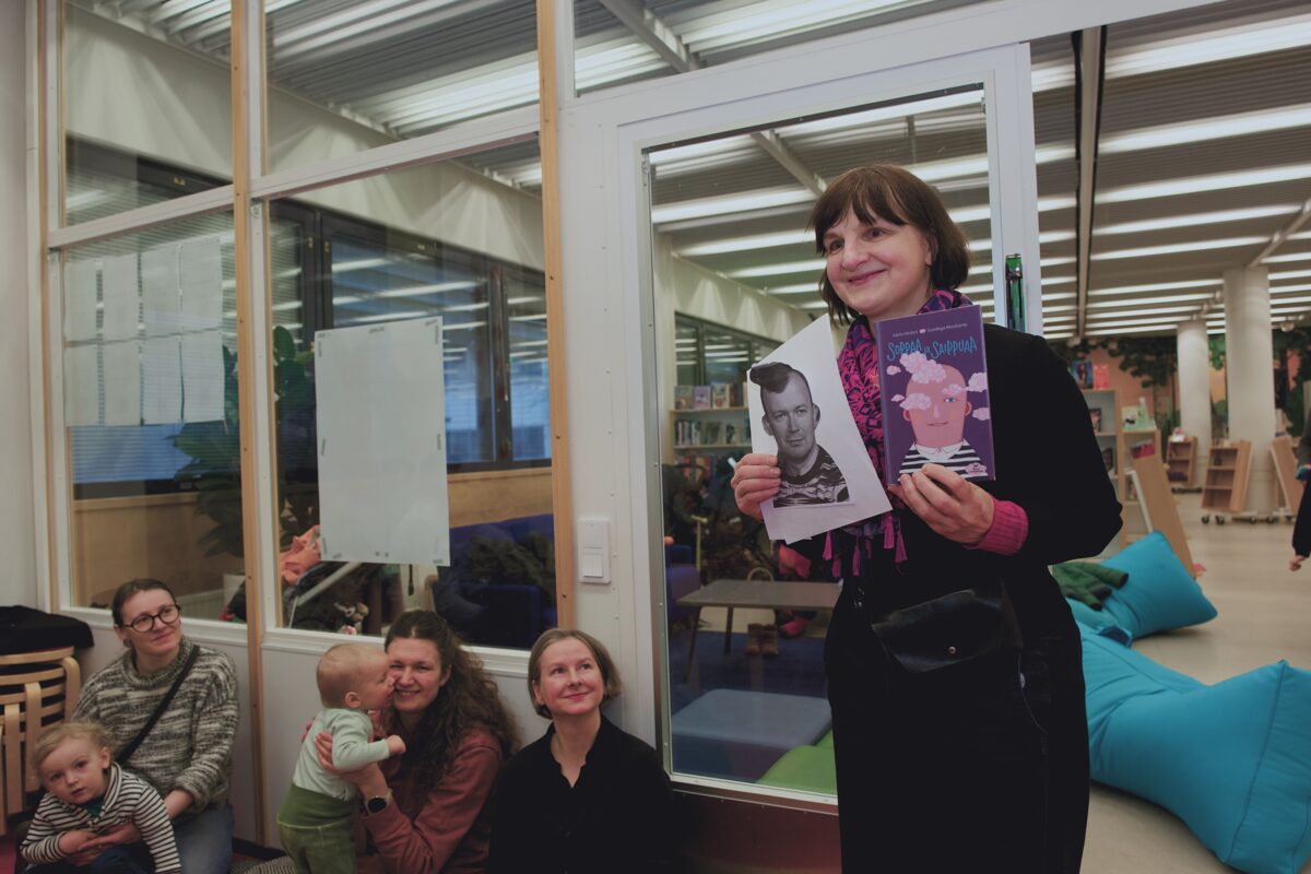 Māksliniece Gundega Muzikante ģimenēm parādīja un pastāstīja, ko nozīmē grāmatas ilustratora darbs. Foto: Jānis Ķirpītis