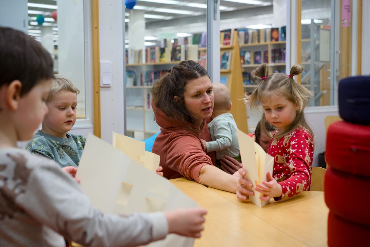 Mākslinieces Muzikantes nodarbība Helsinkos. Attēlā dalībnieki. Attēla centrā Vivita Kaupere. Foto: Jānis Ķirpītis.
